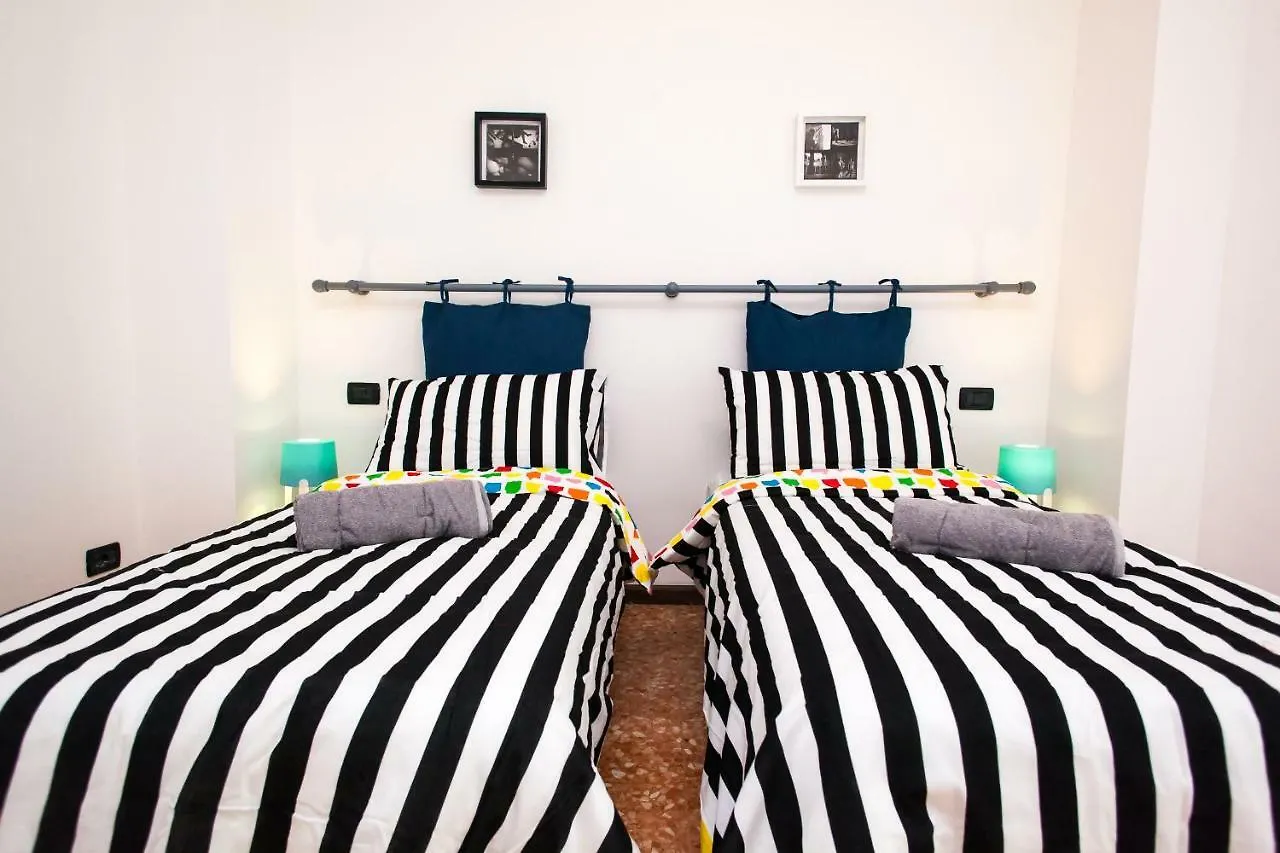 Casa Liberta - Downtown Modern Apartment With Airconditioning サンレモ